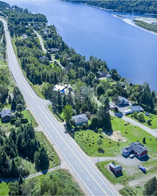 Vue aérienne de la rivière Saint-Maurice et d'un secteur résidentiel de la Mauricie