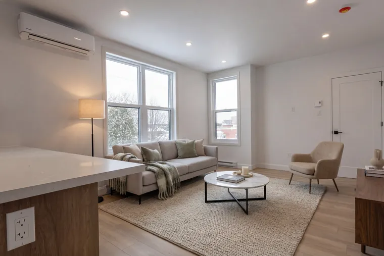 Aire ouverte cuisine-salon d'un logement neuf, plancher de bois pâle