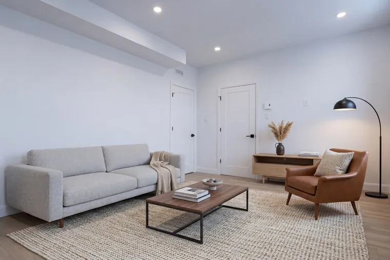Salon épuré avec mise en scène minimaliste